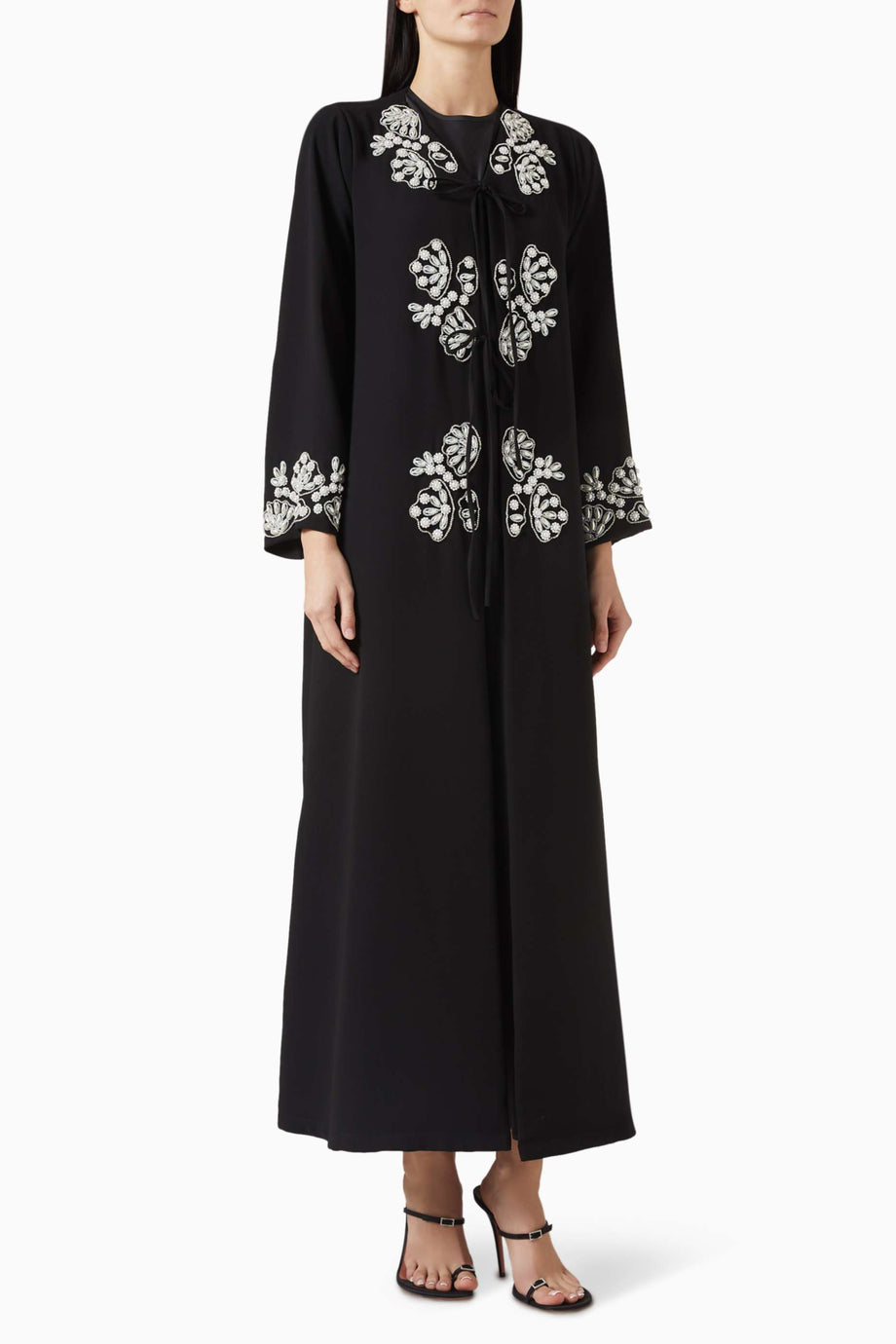 Lüks Tasarımlarla Modern Stili Buluşturan Kristal Detaylı Abaya Modası