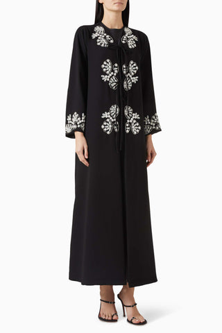 Lüks Tasarımlarla Modern Stili Buluşturan Kristal Detaylı Abaya Modası