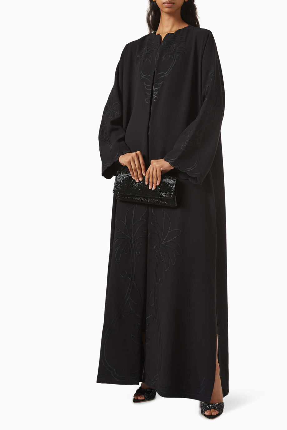 Şık ve Modern Tonal Nakışlı Abaya Rahat Kesim ile Gününüzü Şenlendirin
