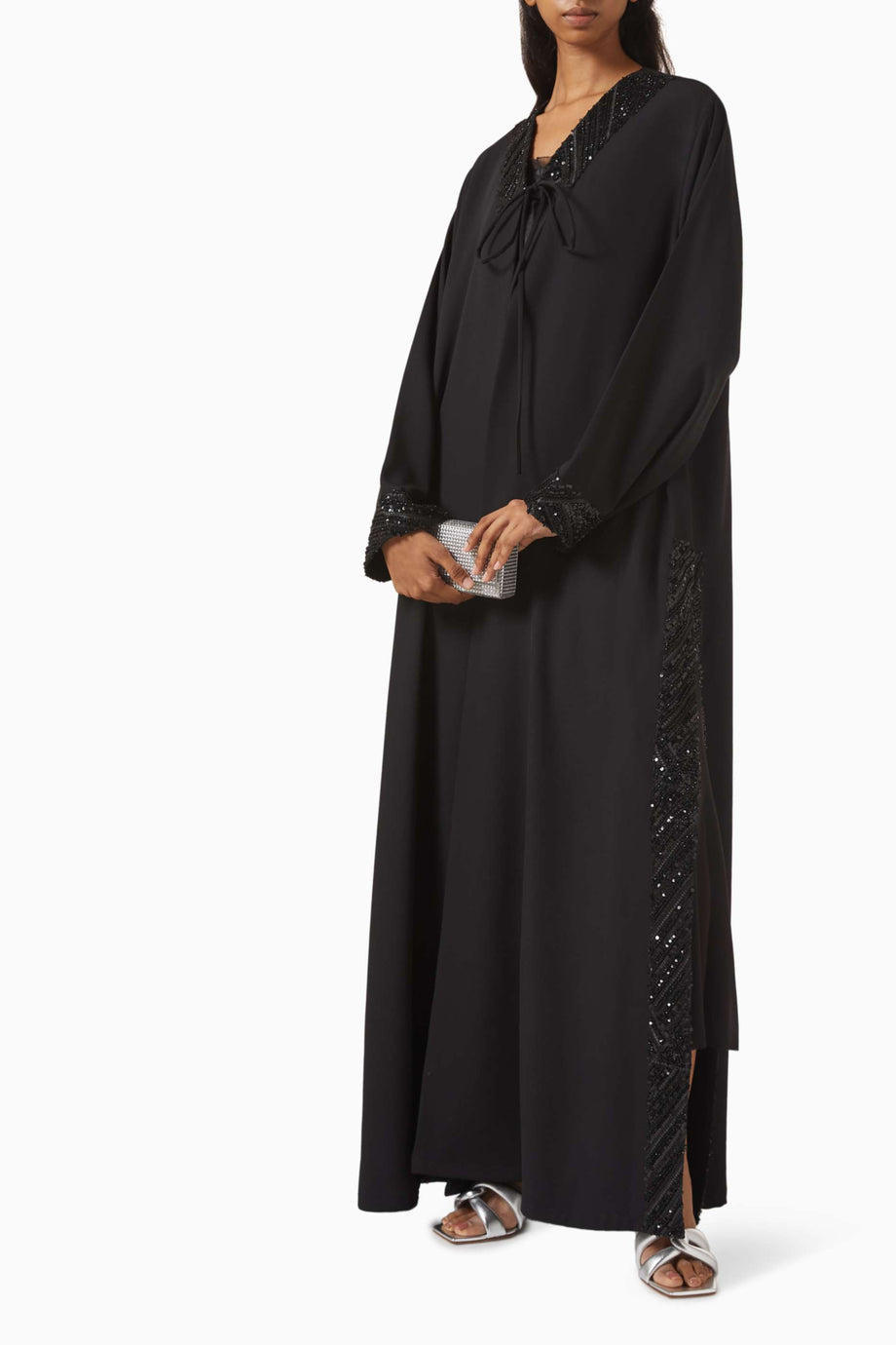 Şık Dantel İşlemeli Abaya Konfor ve Zarafeti Birleştiriyor