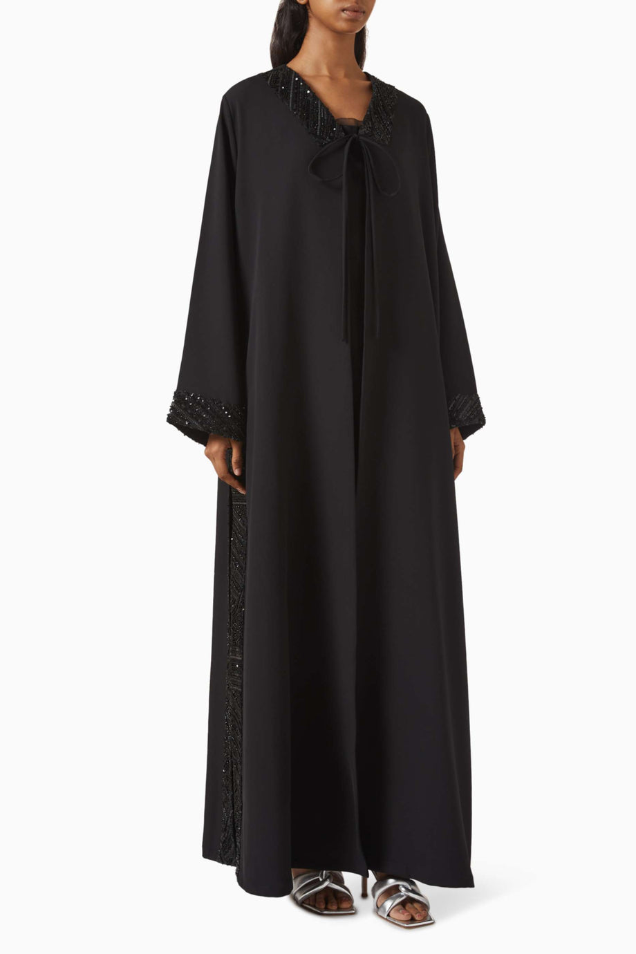 Şık Dantel İşlemeli Abaya Konfor ve Zarafeti Birleştiriyor