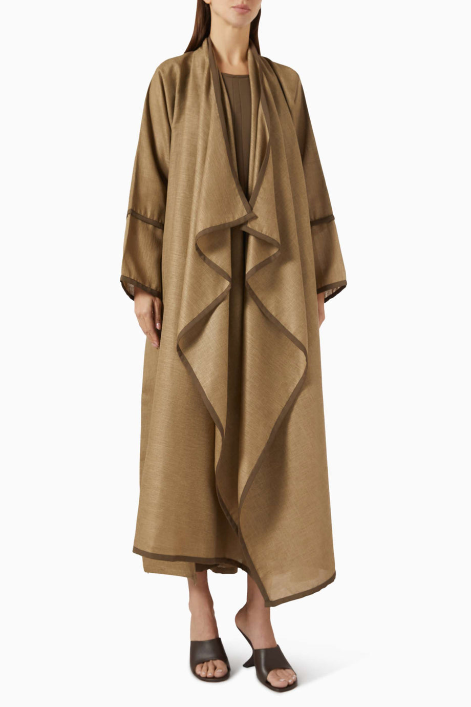 Şık ve Akışkan Ponço Abaya Seti Ruffled Detaylarla Zarafetinizi Tamamlayın