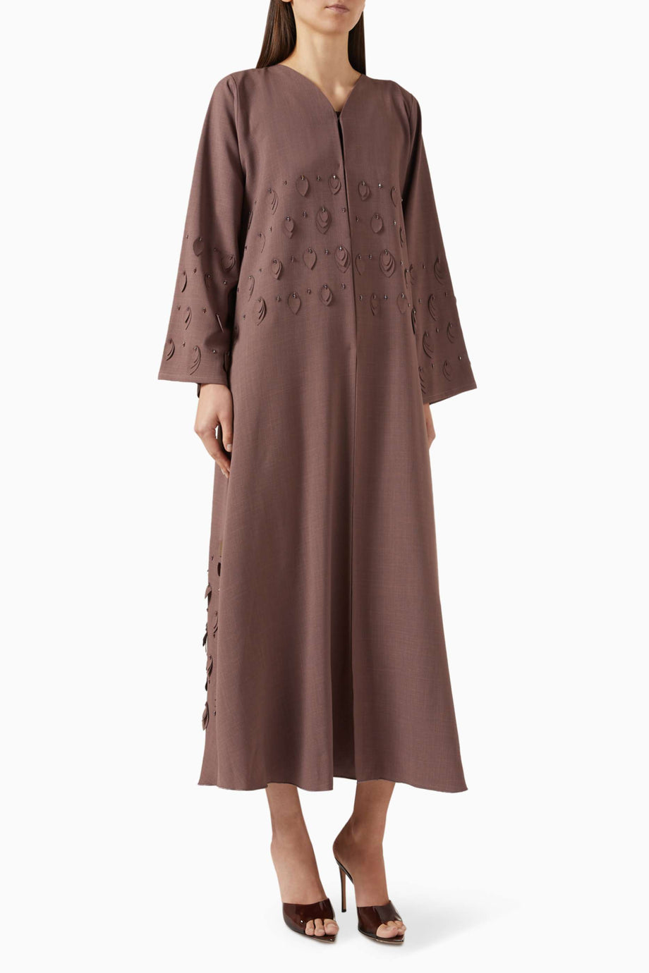 İşlemeli Abaya ile Şıklığı Yakalayın İnce Keten Karışımı ve Modern Tasarım Püf Noktaları