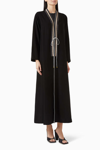 Şık ve Modern Kuşaklı Abaya Tasarımı ile Elegan Bir Görünüm