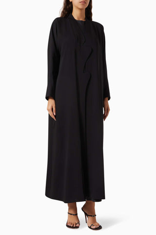 Minimalist Tasarım ile Hareketi Buluşturan İnce Detaylı Abaya ve Uyumlu Sheila