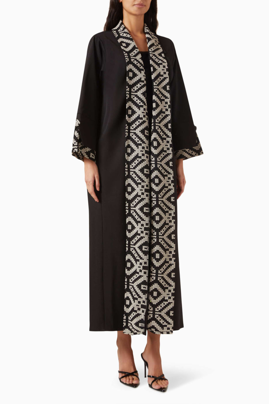 Şık İşlemeli Abaya ile Günlük ve Gece Şıklığı Sağlayın