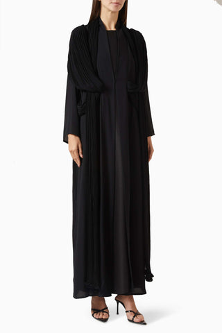 Modern Şıklık ve Zarafet Sunan Fırfırlı Abaya Seti ile Her Ortama Uygun Stil