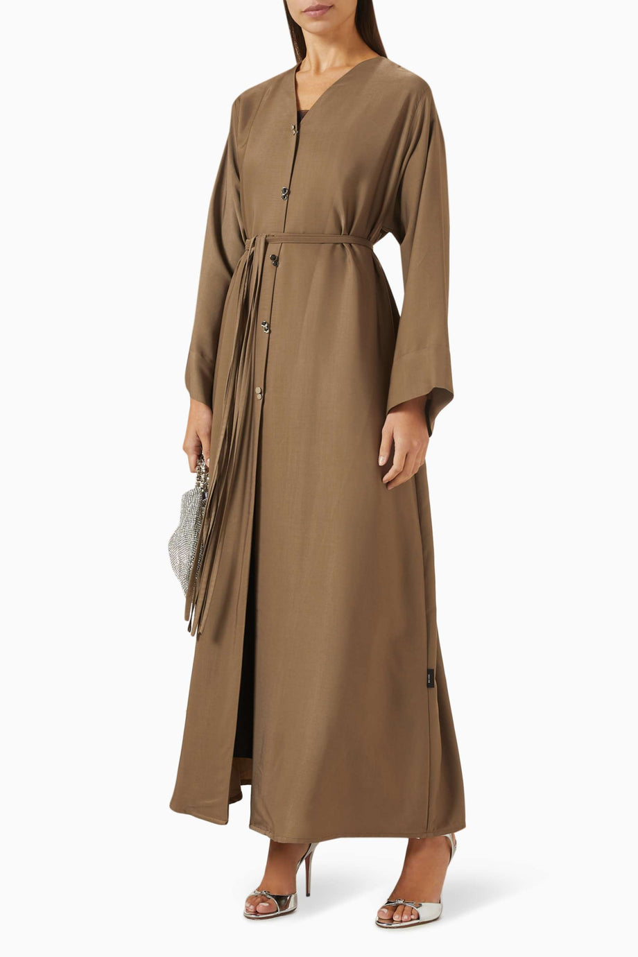 Şıklığı yansıtan bel detaylı düğmeli abaya ile her ortama uyum sağlayın