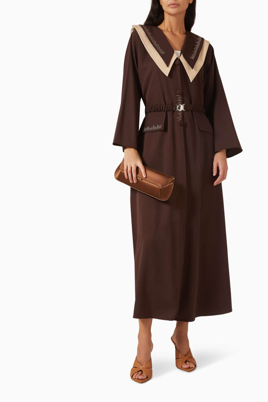 Şık Bel Sırası Abaya Modern ve Geleneksel Tarzı Birleştirir