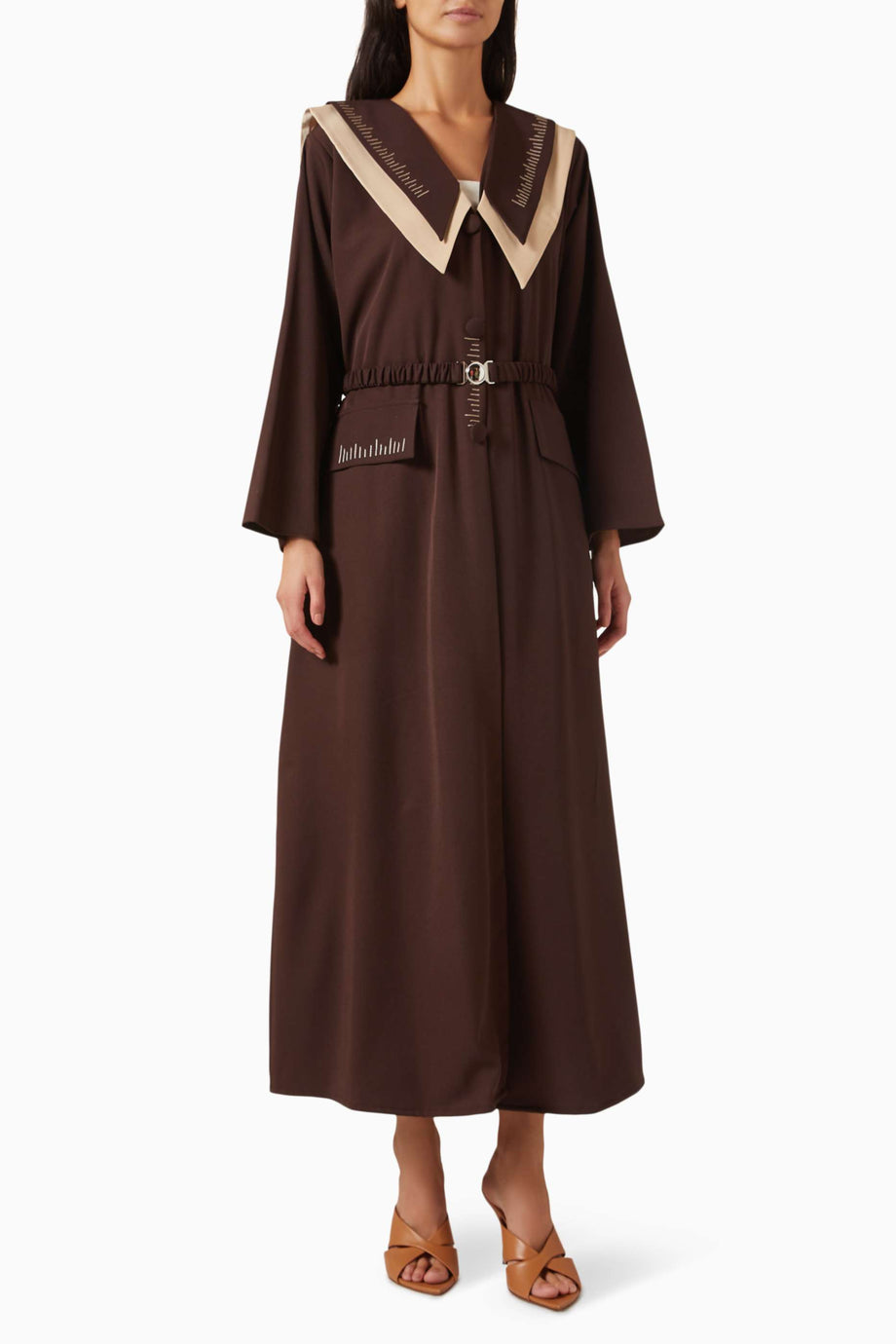 Şık Bel Sırası Abaya Modern ve Geleneksel Tarzı Birleştirir