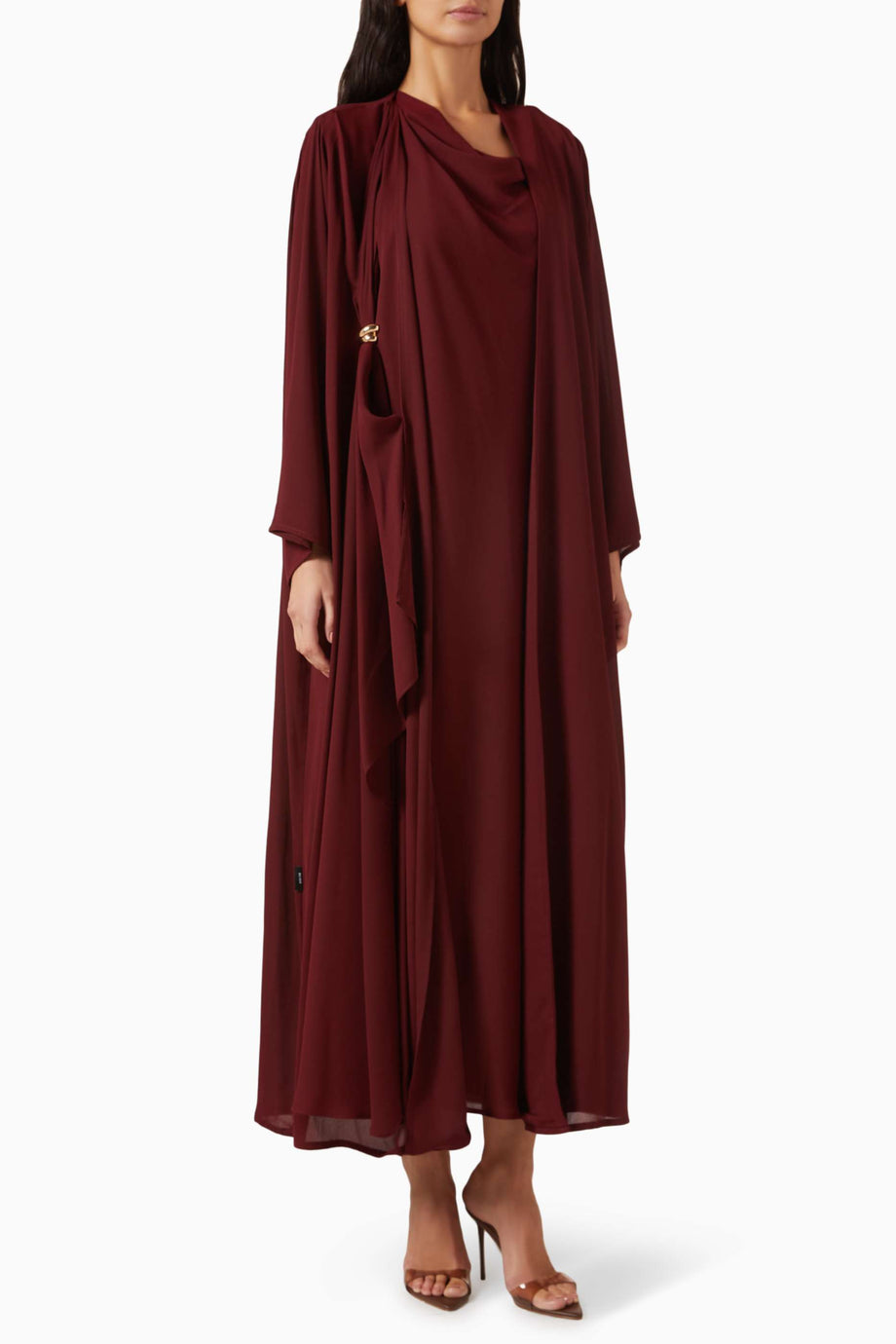 Asimetrik Abaya Modern Şıklık için Metal Detaylarla Güncellenmiş Tasarım