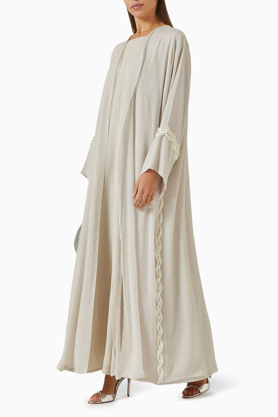 İnce inci detaylı abaya takımı modern zarafet için şık ve konforlu seçenekler sunuyor