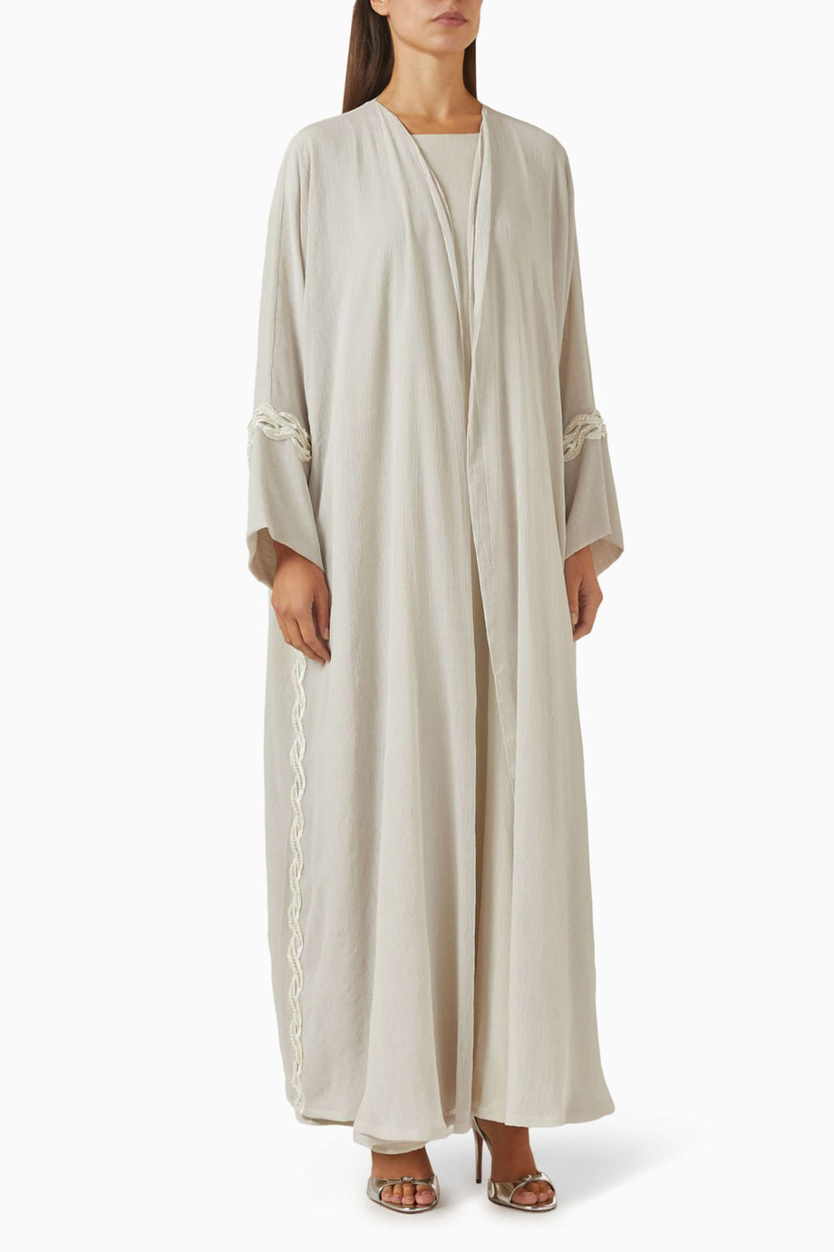 İnce inci detaylı abaya takımı modern zarafet için şık ve konforlu seçenekler sunuyor