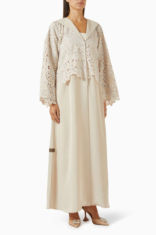 Şık Overlay Schiffli Net Abaya ile Zamansız ve Modern Görünümünüzü Yakalayın