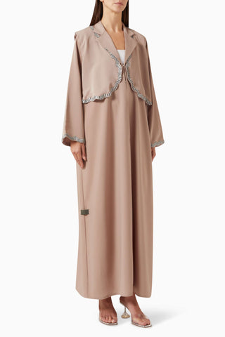 Modern ve Geleneksel Tasarımıyla Dantel Şeritli Abaya ile Şıklığı Yakalayın