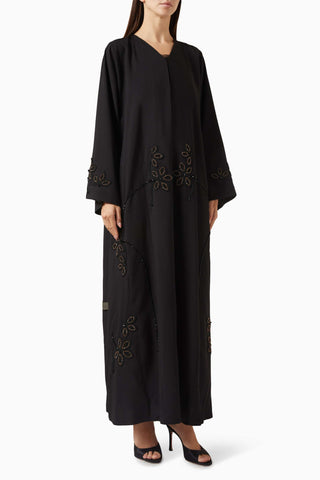 İşlemeli Beştaş Abaya ile Şıklığı Yakalayın Modern Tasarım ve Zarif Detaylar