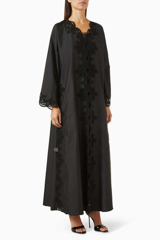 Romantik Zarafet Sunan Dantel ve Boncuk İşlemeli Abaya ile Şık Görünüm Eğlenceleri için