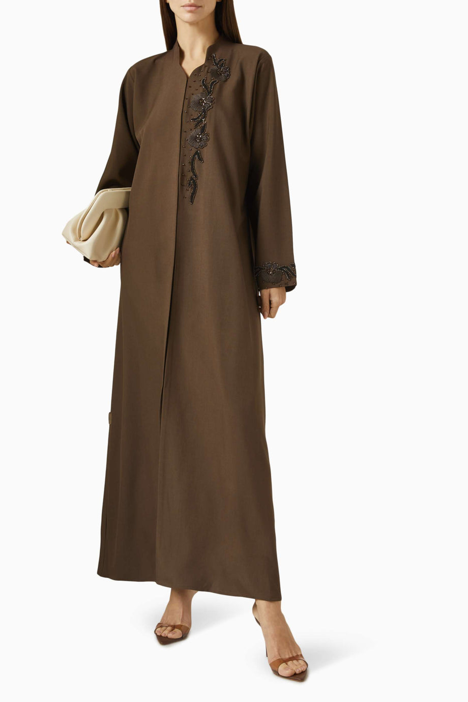 İşlemeli Abaya ile Şıklığınızı Comple Etin Şık Detaylar ve Zarif Tasarım