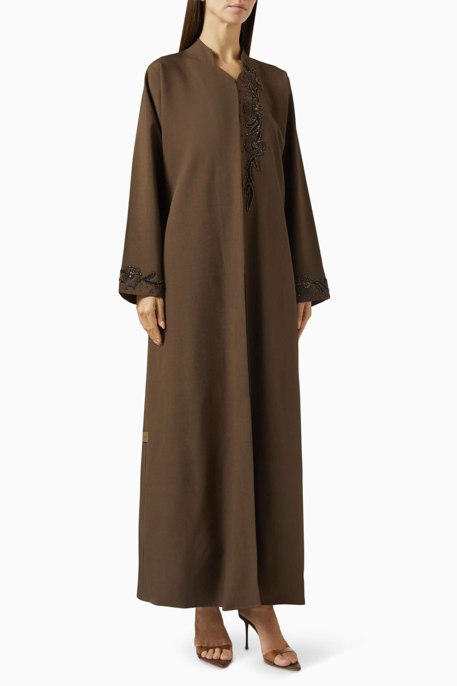 İşlemeli Abaya ile Şıklığınızı Comple Etin Şık Detaylar ve Zarif Tasarım