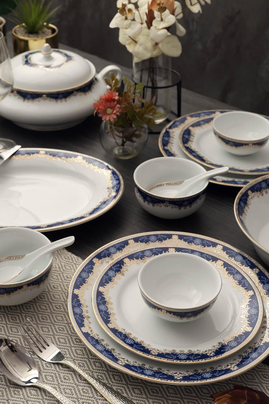Aurora Koleksiyonu 35 Parça Set, Kraliyet Mavisi Gerçek Altın Kaplama Çiçek Desenli Premium Porselen
