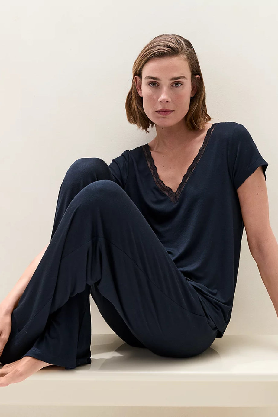 Serinletici Jersey V Yaka Dantel Detaylı Kadın Pijama Takımı