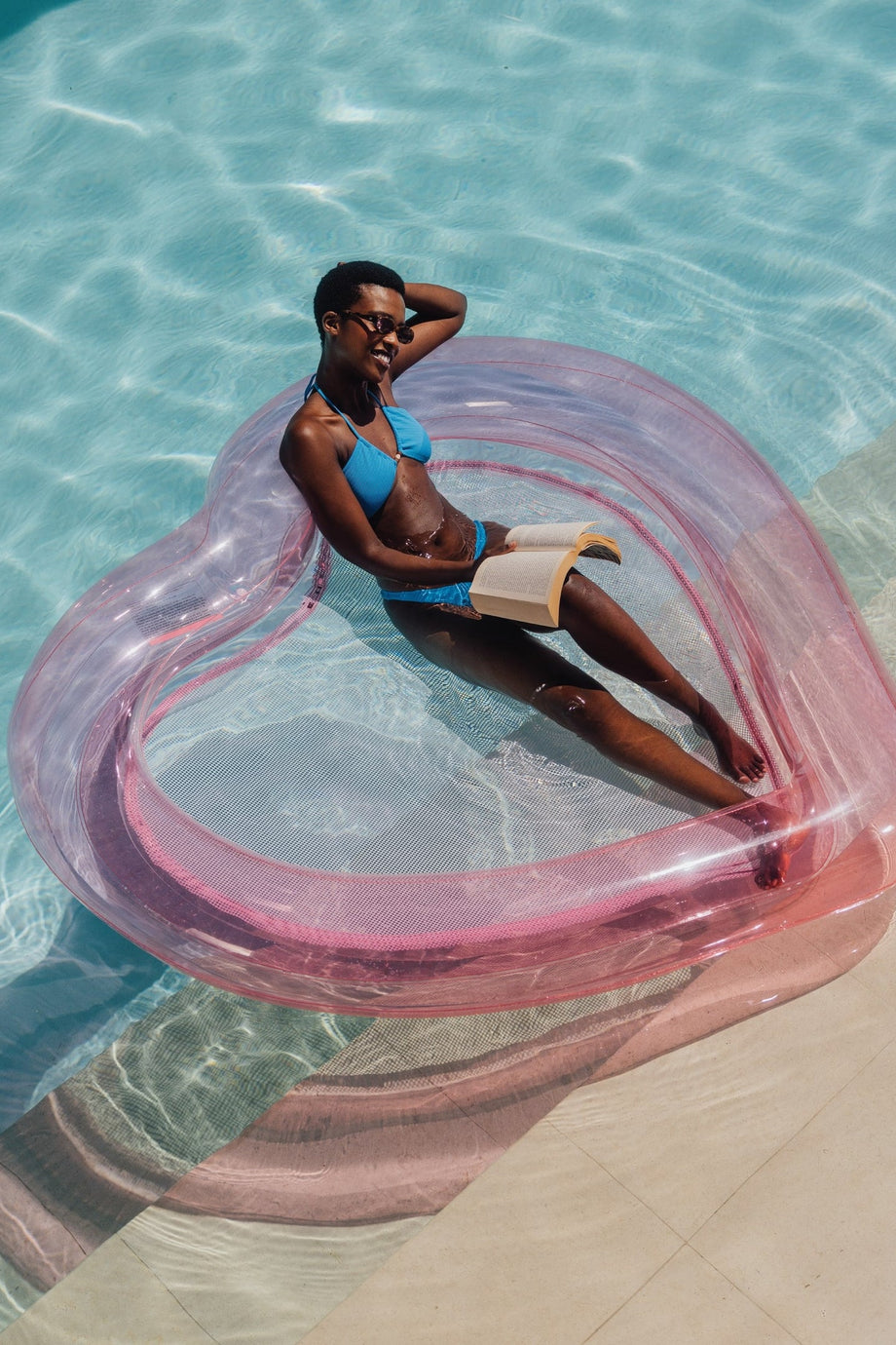 Mesh Heart Şezlong, 2 Kişilik 70” Şeffaf Pembe Şişme File Havuz Şezlongu, Yüzen Kalp Tasarım