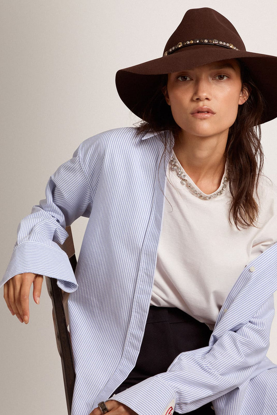 Kahverengi Çivili Deri Kayışlı Fedora Şapka, Yün Tasarım, Altın Yıldız Detaylı