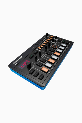 AIRA J-6 Kompakt Akor Sentezleyici, JUNO-60 Motoru,100 Akor Seti, Arpej ve Ritmik İfadeler