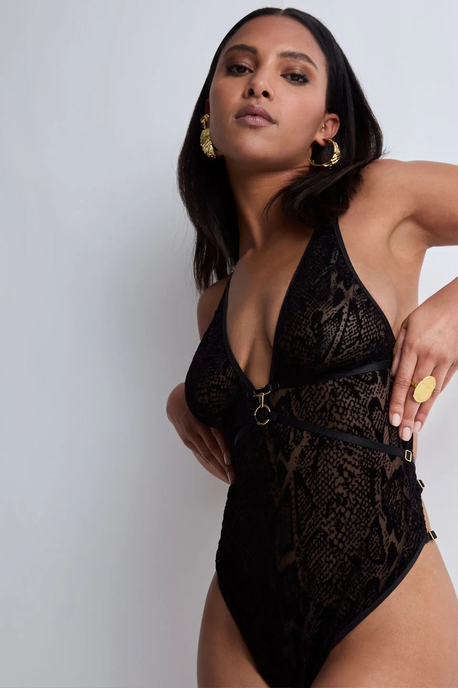 Boîte à Désir Body Şeffaf Python Desenli Tüller ve Gold Detaylı Sırt Bandı Tasarımı