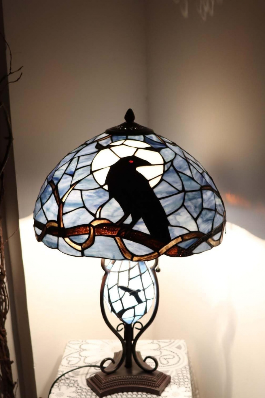 Raven Tiffany Stil Vitray Cam, El İşçiliği Dekoratif Masa Lambası