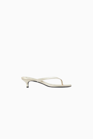 Lara 35 Bej Saten Slip-on Mules Logo Medalyon Detaylı, Şık ve Zarif Tasarım