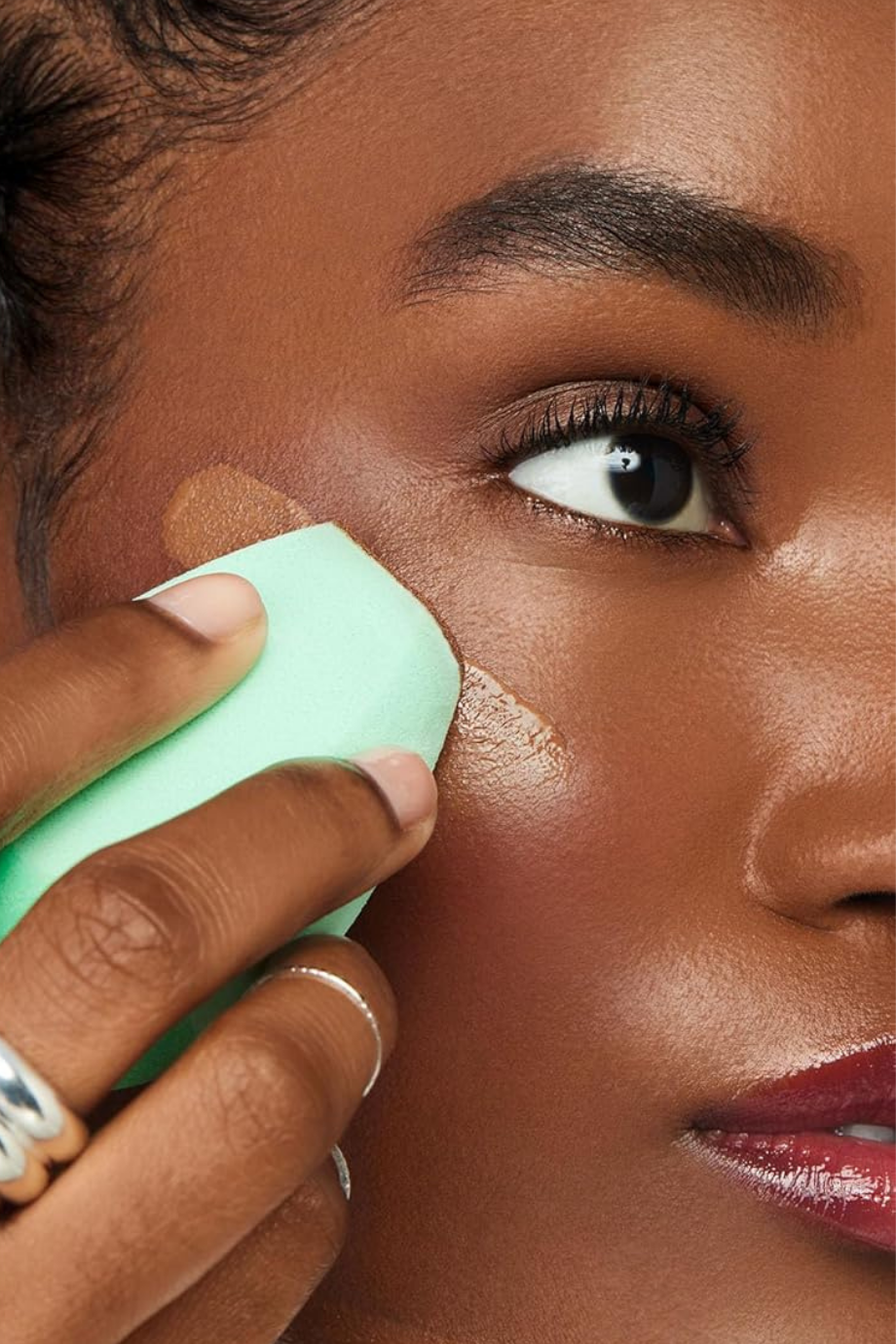 Halo Glow Angled Silicone Face Sponge Krem ve Sıvı Ürünler İçin Sünger