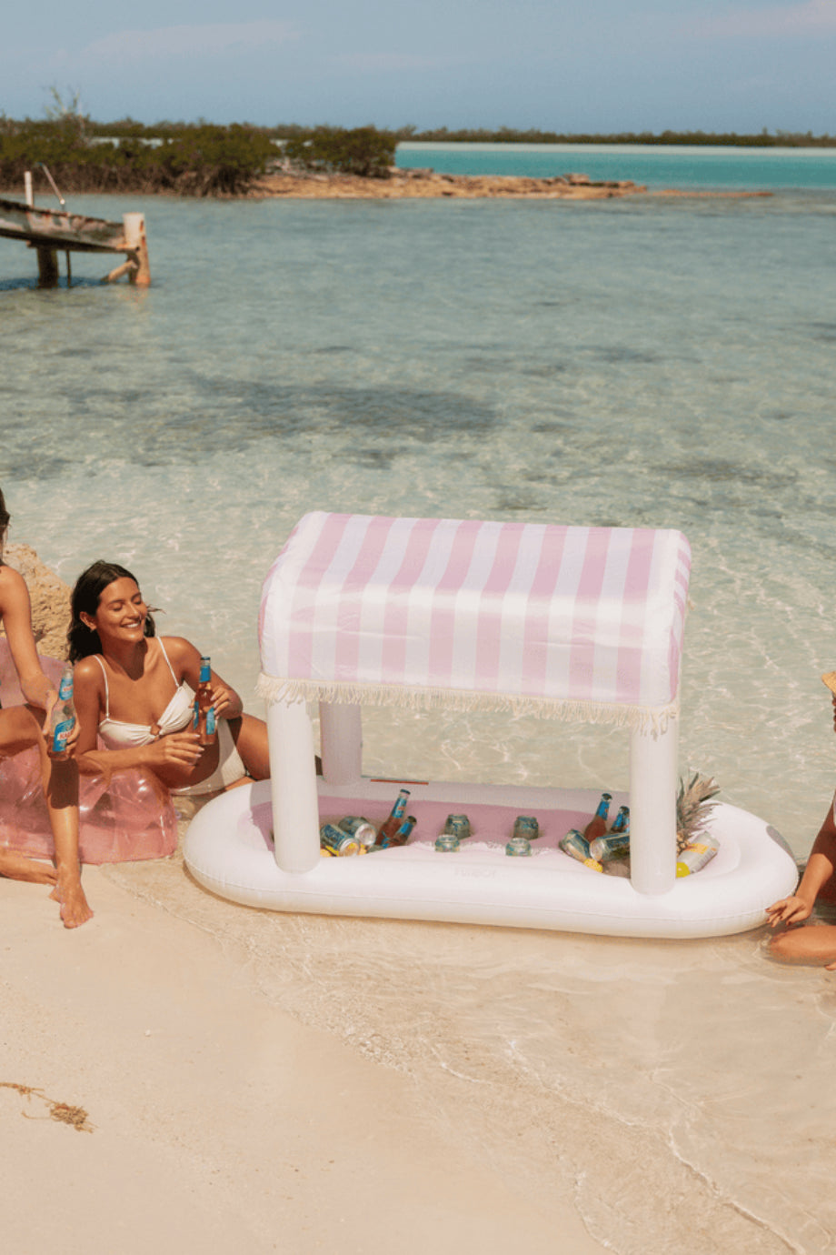 Pembe Çizgili Şemsiyeli Yüzen Cabana Bar