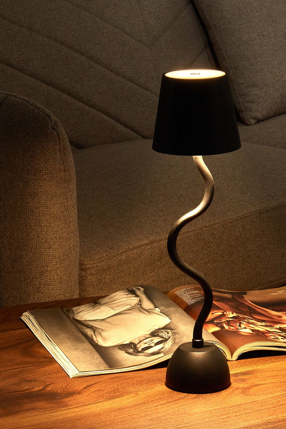 Siyah Kablosuz Kavisli LED Masa Lambası, Dimmerli, USB Şarjlı ve Modern Tasarım