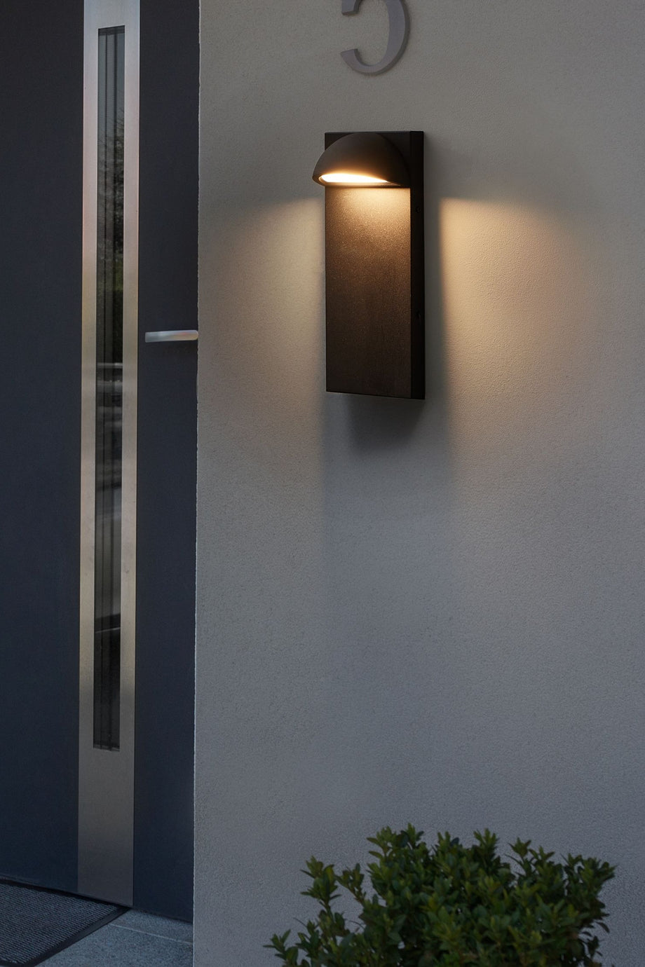 Siyah LED Dış Mekan Duvar Lambası, Şık Tasarım ve IP44 Korumalı Aydınlatma