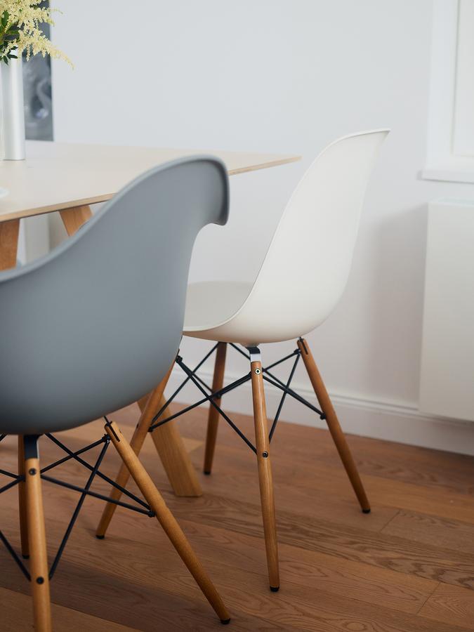 Eames Plastik Yan Sandalye, Charles & Ray Eames Ahşap Ayaklı İkonik Tasarım